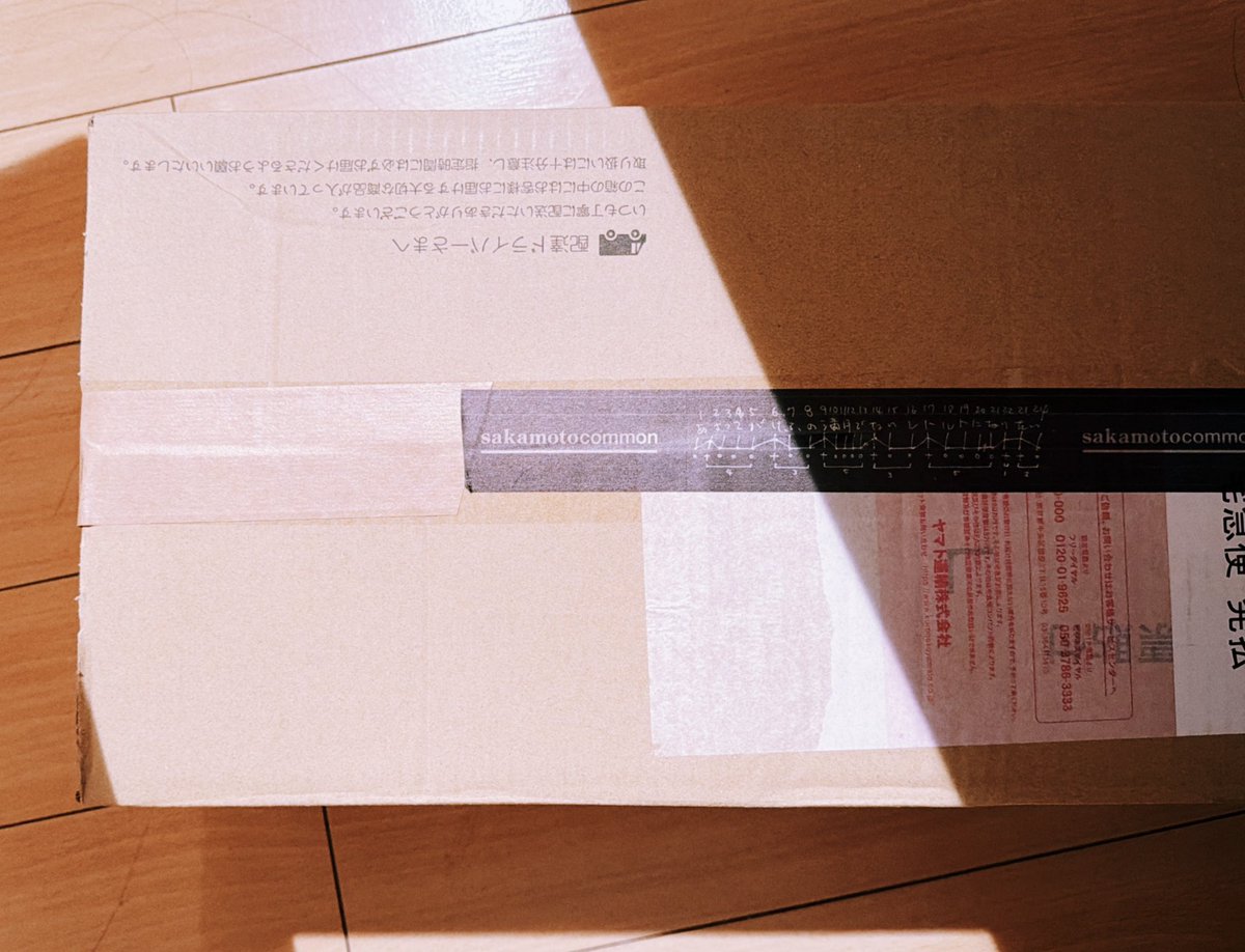 打包箱子到一半发现胶带用完了，只能含泪用上了坂本龙一展的胶带
这个箱子真是好福气（