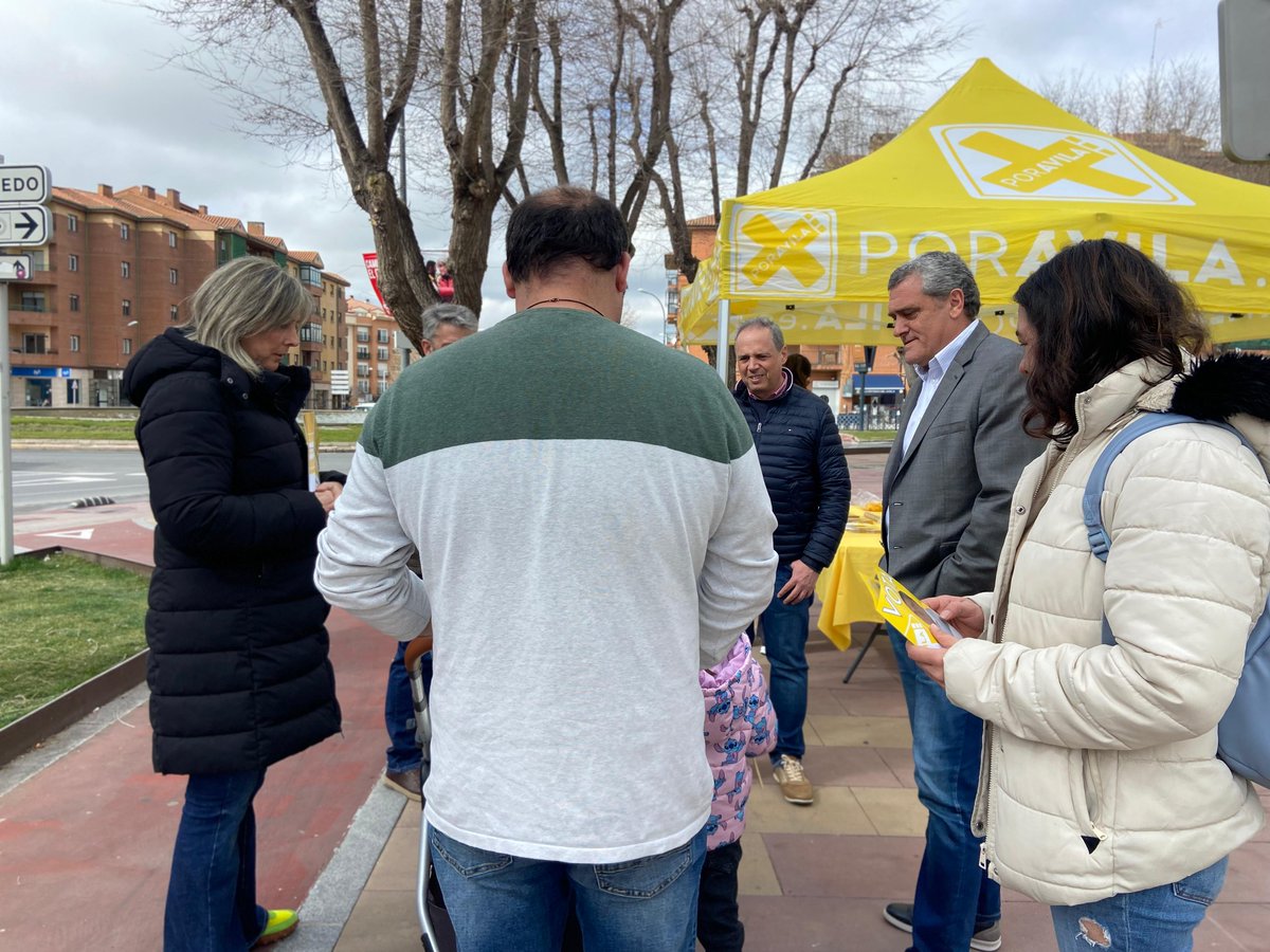 poravilaes's tweet photo. 15M 🗳💛 Día 2 en la ciudad de #Ávila con los candidatos de Por Ávila Pedro Pascual, Pilar Muñoyerro y Paloma del Nogal.

🟡 El diálogo nos acerca y transforma y fortalece la sociedad. 

 Porque #AvilaMereceMás 💛 https://t.co/vg7MZOUzy7