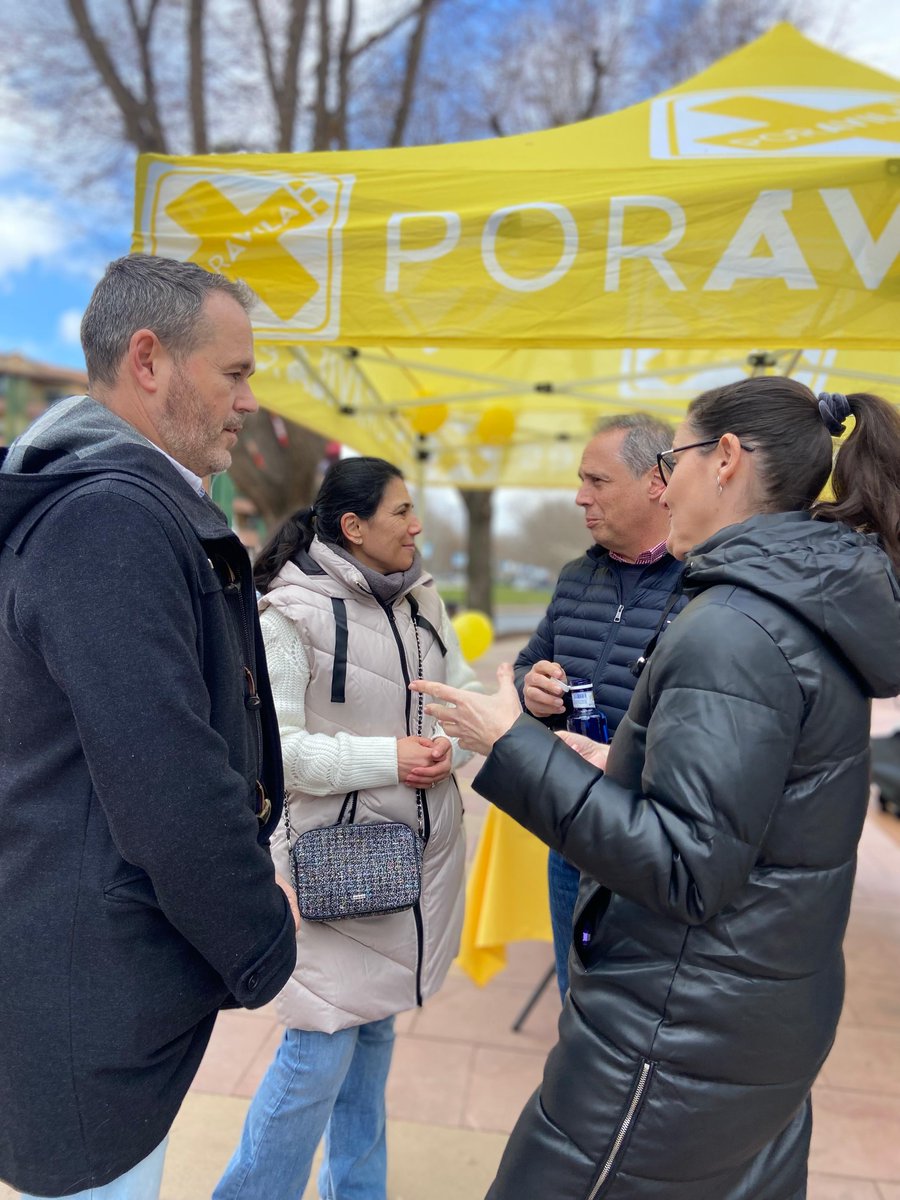 poravilaes's tweet photo. 15M 🗳💛 Día 2 en la ciudad de #Ávila con los candidatos de Por Ávila Pedro Pascual, Pilar Muñoyerro y Paloma del Nogal.

🟡 El diálogo nos acerca y transforma y fortalece la sociedad. 

 Porque #AvilaMereceMás 💛 https://t.co/vg7MZOUzy7