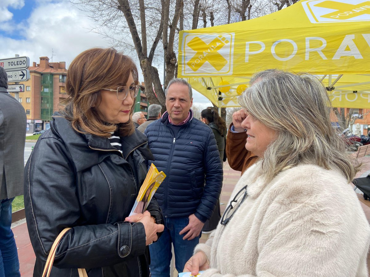 poravilaes's tweet photo. 15M 🗳💛 Día 2 en la ciudad de #Ávila con los candidatos de Por Ávila Pedro Pascual, Pilar Muñoyerro y Paloma del Nogal.

🟡 El diálogo nos acerca y transforma y fortalece la sociedad. 

 Porque #AvilaMereceMás 💛 https://t.co/vg7MZOUzy7