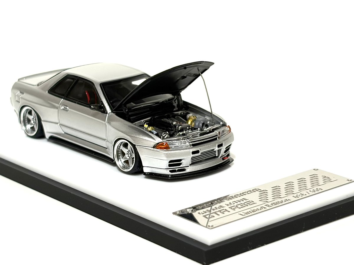 yuyathe4ng's tweet photo. FOCAL HORIZON 1/64 GARAGE ACTIVE GTR R32
元のホイールが大き過ぎる上にイニホイしてる(内側に入ってる)のでNabe's製のNISMO LM GT1 + ブレーキキットを入れました。THE LABORATORY 製のR32が恐らく1/64では最高峰ですがこの価格帯ではこのFOCAL HORIZON製が最高の出来だと思います。 https://t.co/J3yUDFc6Je