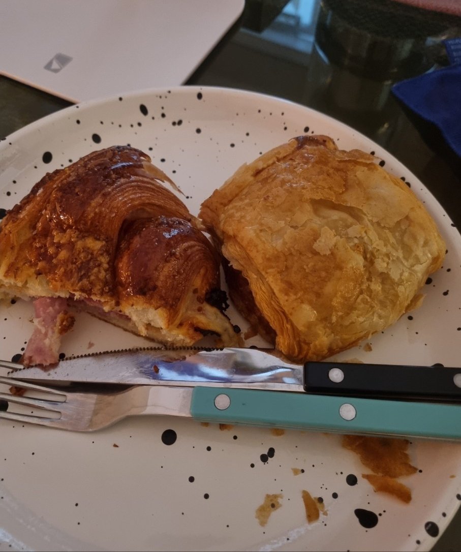 눈뜨자마자 동네 빵집 오픈런 다녀왔다
아침으론 햄치즈 크로와상이랑 소세지롤🤌🤌