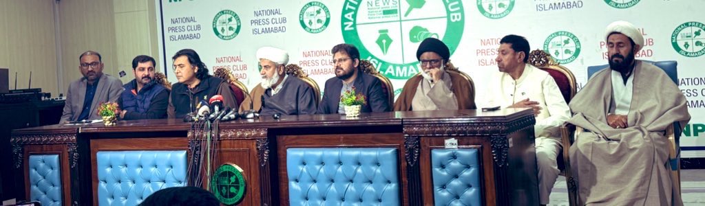 AllamaRajaNasir's tweet photo. اسرائیل کا خواب ہے کہ وہ گریٹر اسرائیل بنے جبکہ اس ناپاک خواب کے شرمندہ تعبیر ہونے میں ایران اور خطے کی  مزاحمت رکاوٹ ہے، جس میں لبنان میں حزب اللہ، غزہ و مغربی کنارے میں حماس و جہاد اسلامی فلسطین، عراق میں حشد الشعبی اور یمن میں انصار اللہ بھی شامل ہیں۔ جنہیں ایران کی تائید حاصل ہے۔یہی وجہ ہے کہ  امریکہ چاہتا ہے کہ گریٹر اسرائیل کے سامنےآخری رکاوٹ ایران کو گرادیا جائے۔ مگر یاد رکھیں تہران ٹوٹ گیا تو پاکستان اور دیگر اسلامی ممالک بھی محفوظ نہیں رہیں گے۔  اسرائیل اس پورے خطے کو Reshape کرنا چاہتا ہے۔ یہ بھی بتاتا چلوں کہ اسرائیل سے خطے کی تمام ممالک کی اقوام نفرت کرتی ہیں اور اسرائیل کو ہی خطے کے تمام تر مسائل ، جاری ظلم و دہشتگردی کی وجہ سمجھتی ہیں۔ 

نیشنل پریس کلب میں ایران پر امریکی و اسرائیلی مسلط جنگ کے تناظر میں صحافیوں سے گفتگو