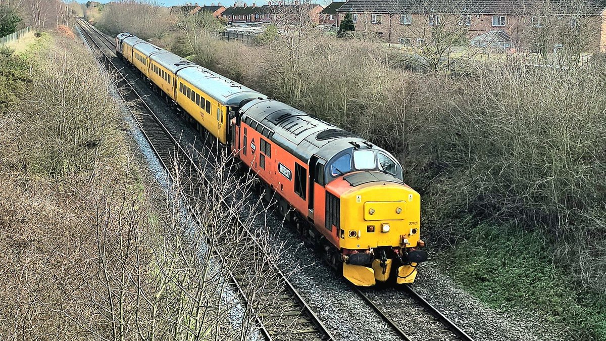 Harrod15S's tweet photo. 37405 &amp; 37419 'Agamemnon' at Hayfields nr Doncaster this afternoon working 1Q86 March down sdgs to Derby RTC via Doncaster #class37 #trains #testtrains #Doncaster https://t.co/31HZlzs98D