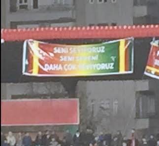 Mendirek1899's tweet photo. 1996'da Fatih Altaylı Abdullah Öcalan'la yaptığı röportajda "peki futbolla aran nasıl abi(!?)" diye sorar
Öcalan gsliyim der
Bir süre sonra gs kupada Diyarbakır'la eşleşir
Diyarbakır'daki maçta pkk sempatizanları gs için bir pankart açar
Fenerbahçeliler ilk maçta cevabını verir https://t.co/AWI07AMfLo