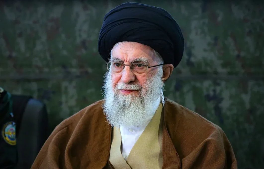 Dual_KK's tweet photo. Iran Leader Ayatollah Ali Khamenei calls for the dèath of  President Donald Trump.
Khamenei stated: “Let me clarify something for the leaders of the United States: the phrase ‘Dèath to America’ means dèath to Trump and his team, not to the American people.” https://t.co/FjWuPbwdzE