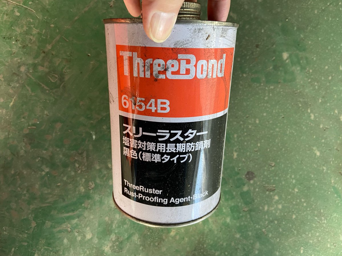 teammho's tweet photo. 防錆処理　ノックスドールとスリーラスターどちらが良い？

雪国で車をつかうとなれば、一番にお勧めしたいのは下回りの防錆処理。

うちの会社は僕が整備士になって程なく、下廻り防錆処理を作業として取り入れてきました。

僕がメインにやっていたのはノックスドールの��布。現在はスリーラスターも導入しています。

防錆を今まで100台以上施工してきた目から、どちらがおすすめか？

一長一短ありますが、僕はノックスドールをお勧めします。新車時にノックスドールの施工。これが一番長持ちします。

やはり塗膜がスリーラスターよりも分厚くて、きちんと施工していたら剥がれにくい。中空部にも750などのワックス状を流し込むため、内部からの錆も防止してくれますので。
