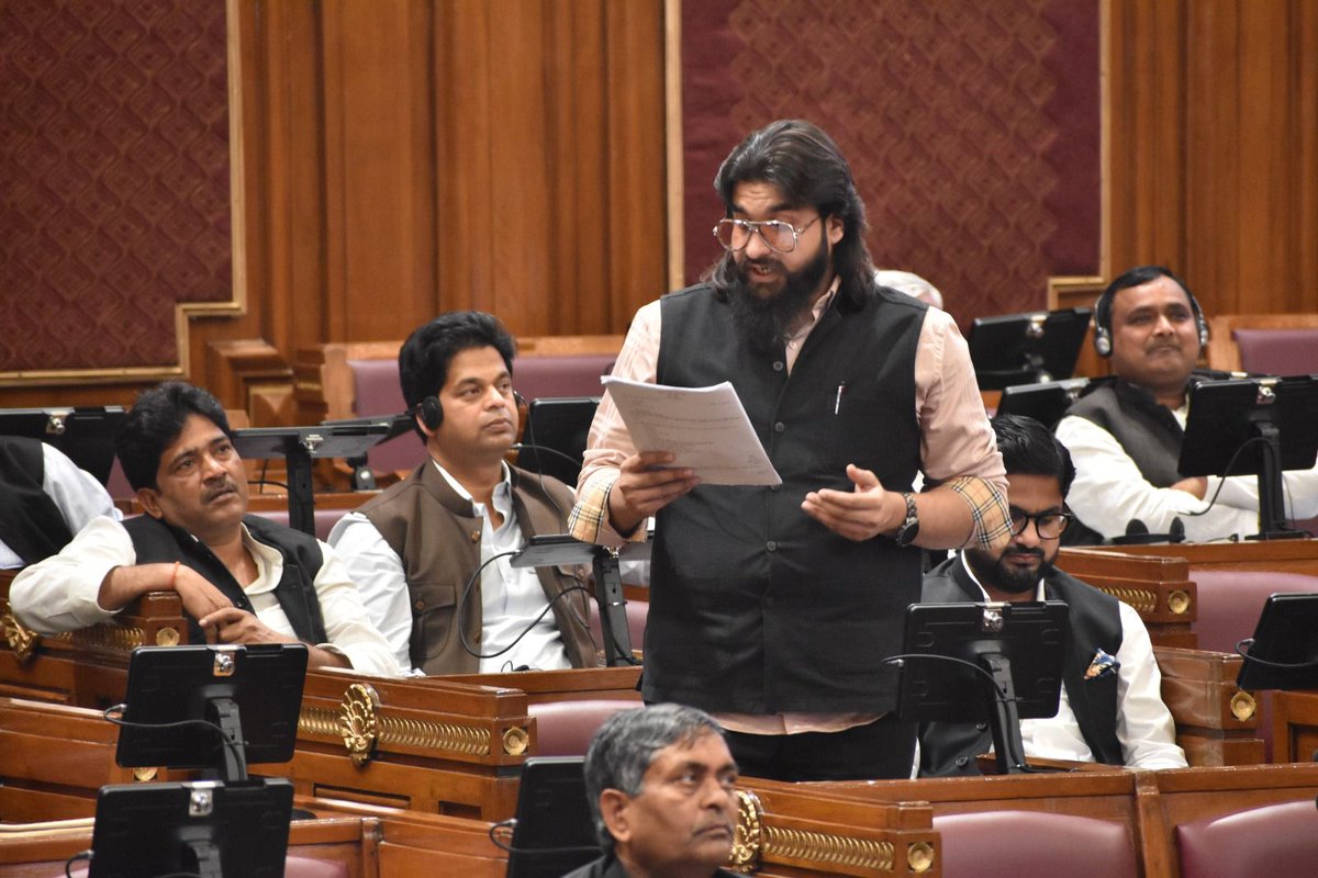 AbbasAnsari_'s tweet photo. मेरे सीने में नहीं तो तेरे सीने में सही।
हो कहीं भी आग लेकिन आग जलनी चाहिए।
#MukhtarAnsari #AbbasAnsari #UmarAnsari #VidhanSabha #Lucknow https://t.co/PwlCwHFNup