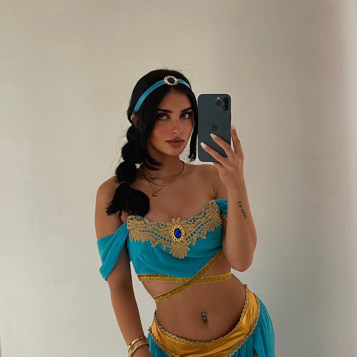 beautyshowcase's tweet image. Average Persian girl before the Iranian revolution