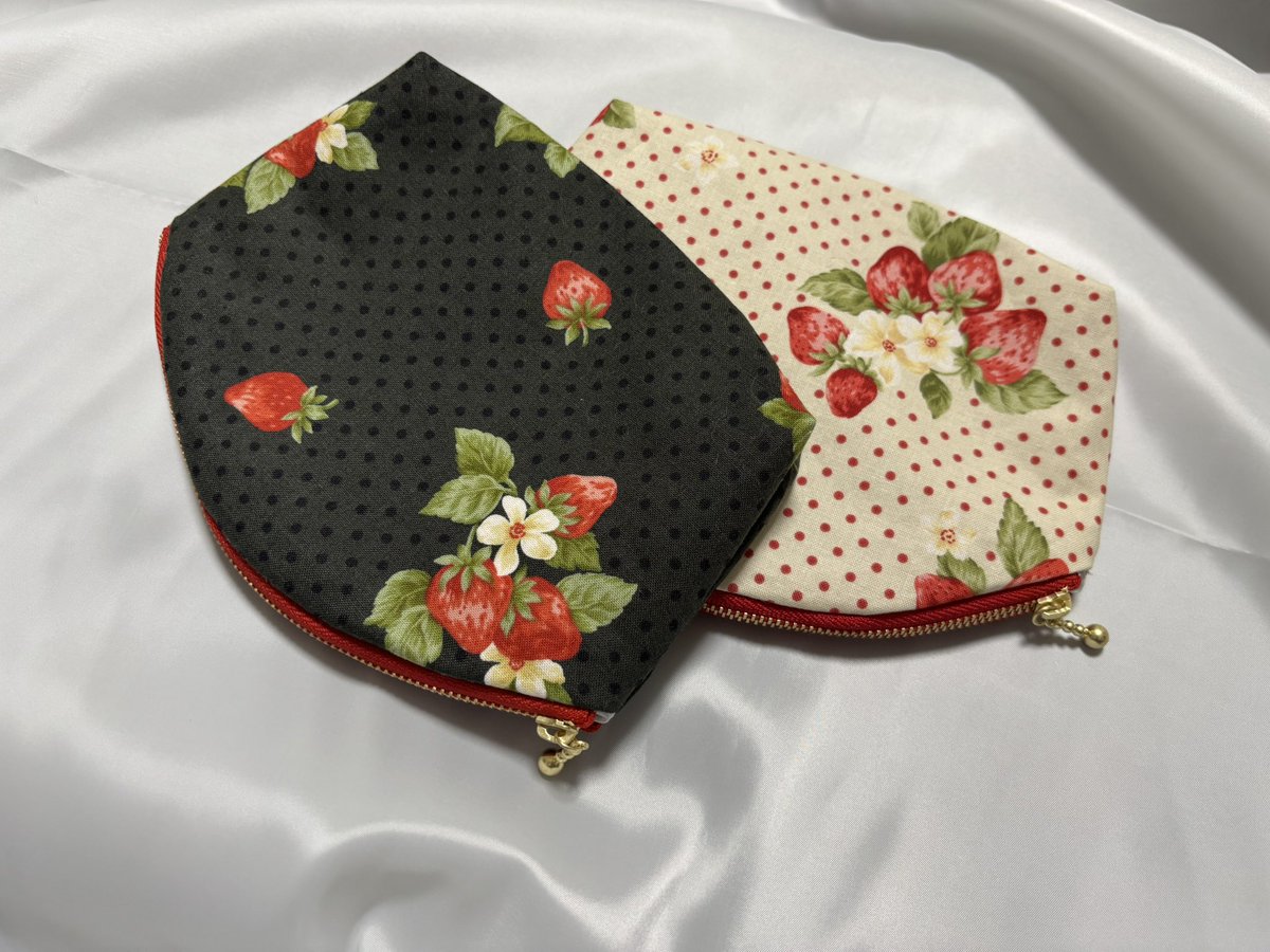 1523we's tweet photo. ポーチもできました！シェル型ポーチって作るの難しいけどかわいい🍓 https://t.co/kqBFTyhlg0