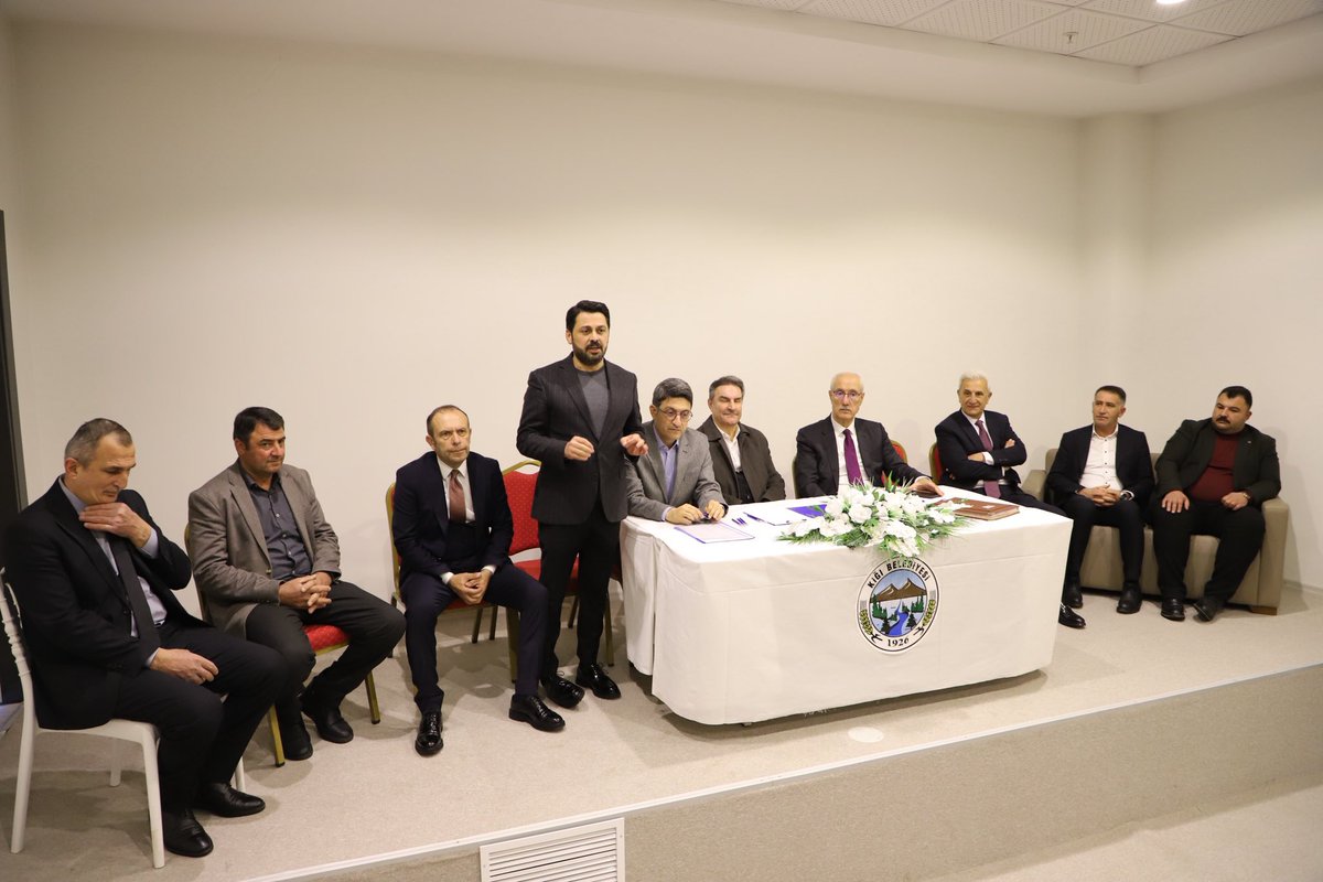 yilmaz_seven's tweet photo. Milletvekillerimiz Sayın Feyzi Berdibek, Sayın Zeki Korkutata ve MKYK Üyemiz Sayın Zakir Avşar ile birlikte 
Kiğı ilçemizde Kiğı ve Adaklı muhtarları ile ilçelerimizin durumu ile alakalı istişarelerde bulunduk.İlçelerimize yapılan hizmetler,devam eden çalışmalar ve yatırıma alınan programlarla alakalı değerlendirmelerde bulunduk. #MilletimizleNiyetimizBir