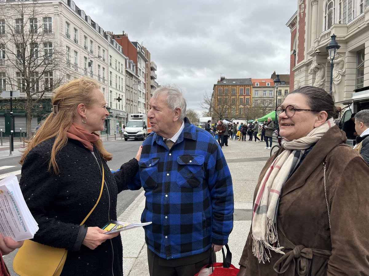 🥬🍎Au marché Sébastopol, tous les candidats tractent. Avec mon équipe, nous échangeons sur le fond des programmes : piscine Marx Dormoy, enseignement musical, accès aux soins, sécurité routière et à vélo… tous les sujets au cœur des #municipales2026 ! 
#Violette2026 #Lille2026