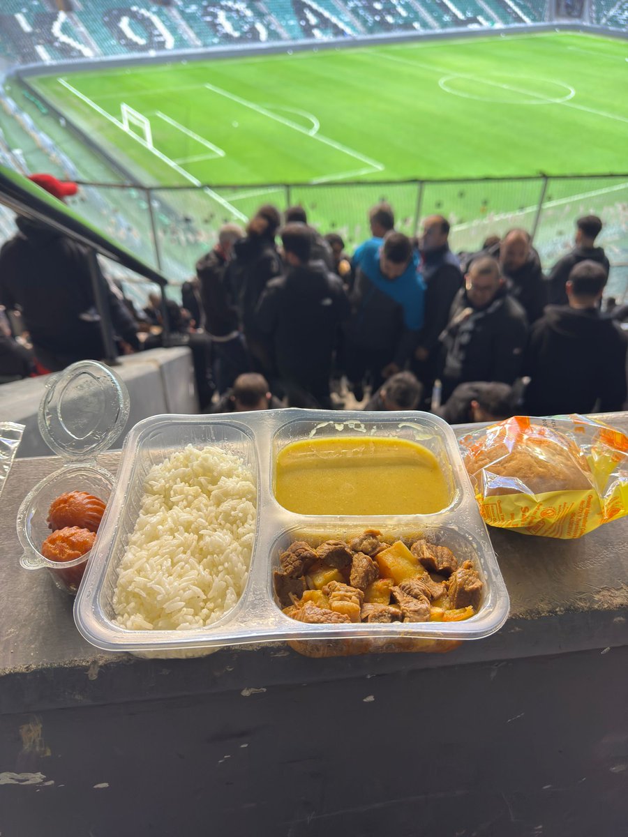 Beşiktaş, iftar sebebiyle Kocaelispor deplasmanındaki taraftarlara yemek dağıttı.