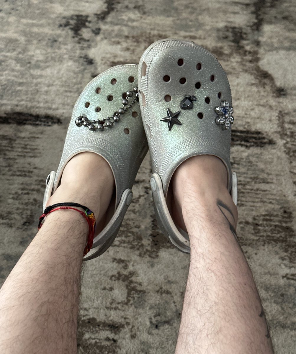 DAlexlia's tweet photo. Vocês gostam de crocs chulezento? Fica um cheiro super forte de chulé toda vez que eu uso hahahah 😋💘 https://t.co/0zZxSvQgPN