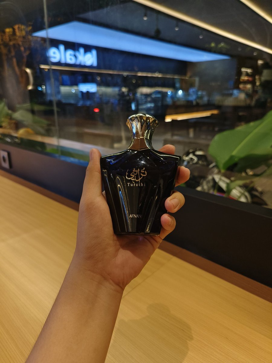 theambroxone's tweet photo. Kalap pertama gajian Februari. Preloved dari kenalan yang jual decant di Pontianak. Satu untuk siang, satu untuk malam 🤤🤤🤤 https://t.co/NvnWHIX4L8