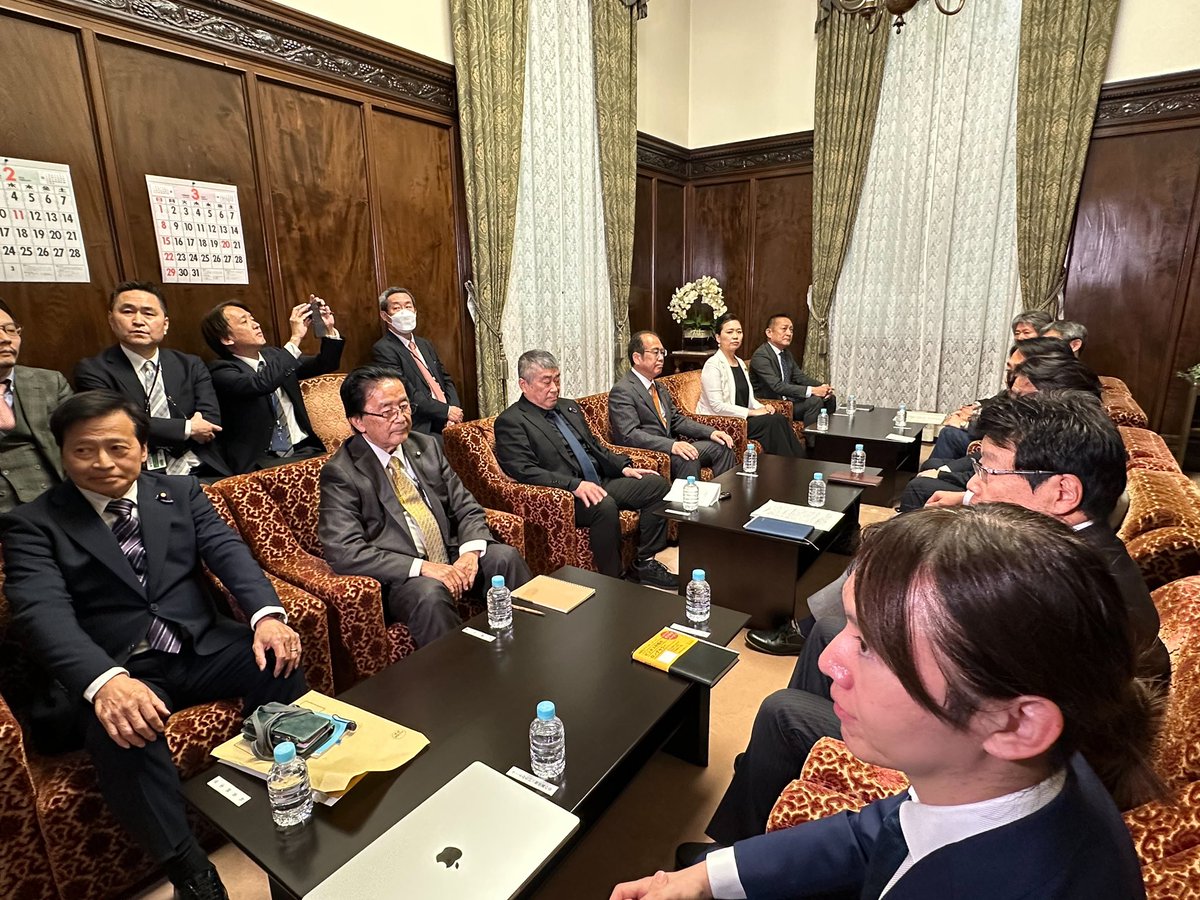 与野党12会派の国対委員長会談。
過去最大規模122兆円を超える総予算の審議が衆議院で始まっておりますが、官邸は3/13に衆を通過させ、参での年度内成立を目指す意向がある旨、伝えられました。