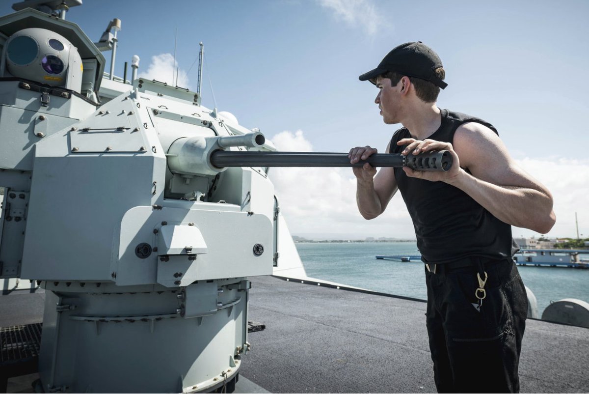 edc_magazine's tweet photo. Members of #HMCSWilliamHall’s Combat Systems Engineering department conduct routine maintenance on the ship’s 25mm main gun while alongside in San Juan, Puerto Rico, during #OperationCARIBBE.
Photo Credit: #CanadianArmedForces Imagery Technician https://t.co/PSkNenNw59