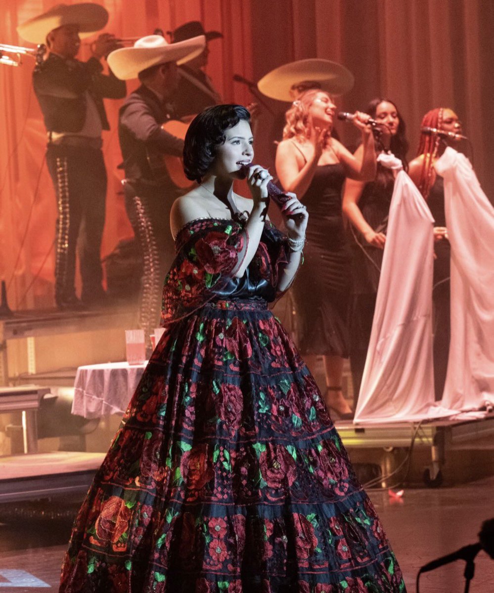 La Muñequita Mexicana 😍

Me encanta verla como luce sus vestidos tradicionales y con mucha cultura en sus conciertos 🤩👏🏼