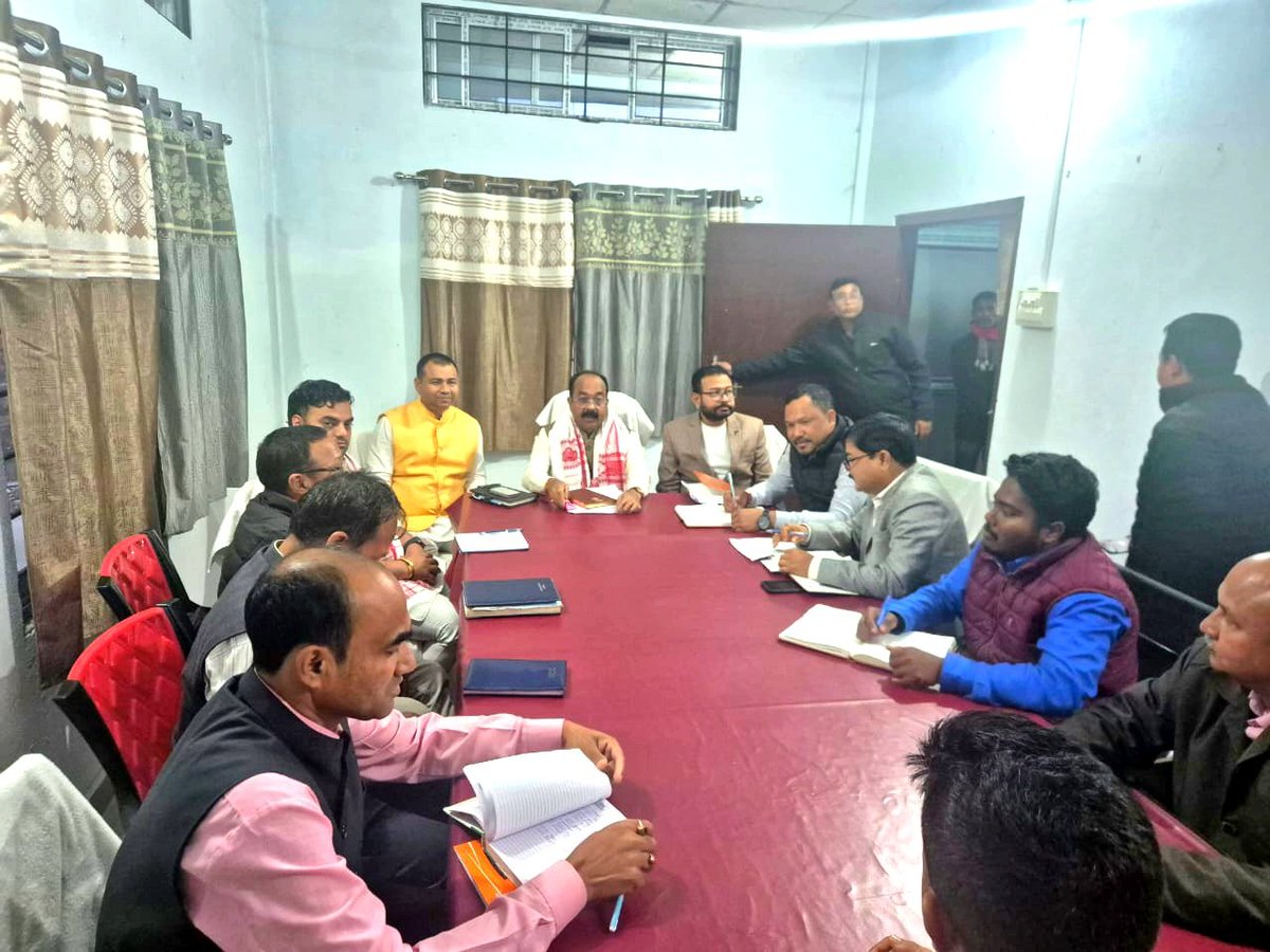 ArunSao3's tweet photo. आज असम जिला लखीमपुर के विधानसभा नोबोइचा में आयोजित भाजपा पदाधिकारियों की बैठक में सम्मिलित हुआ। 

बैठक में संगठन की मजबूती, आगामी विधानसभा की रणनीति और जनहित से जुड़े विषयों पर विस्तार से चर्चा हुई।

सभी पदाधिकारियों के उत्साह, समर्पण भाव ने संगठन को सशक्त करने एवं कमल खिलाने का विश्वास दिलाया।

इस अवसर पर पार्टी के जिला स्तर, विधानसभा स्तर एवं मंडल स्तर के पदाधिकारी उपस्थित रहे।

@Bjp4Assam @Bjp4india @Bjp4Cgstate 

#AssamElection2026
