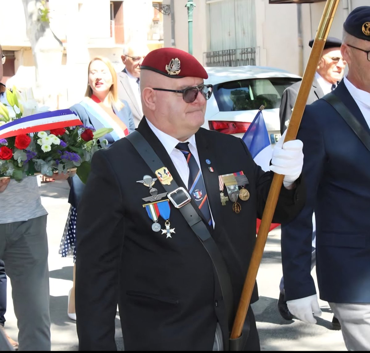 GalzyStephanie's tweet photo. Hier, j’ai appris ton départ, Thierry, et le silence s’est installé.
Tu avais cette façon d’être, discrète et droite, qui en disait long sur l’homme que tu étais. Ancien parachutiste du 3ᵉ RPIMa, porte-drapeau de l’U.N.C de Fontès, tu portais les couleurs et la mémoire avec fierté, humilité et respect.
Tes messages réguliers, simples et toujours bienveillants, vont tellement me manquer. Tu étais une merveilleuse personne, un ami fidèle, un homme profondément humain. Tu es parti comme tu as vécu : sans bruit, avec dignité, en homme unique et profondément respectable.
Merci pour ce que tu as donné à ton pays, merci pour ton engagement, merci pour l’exemple que tu laisses derrière toi. Nous ne t’oublierons jamais.
Que Saint Michel veille sur toi, frère parachutiste.
Frère d’armes un jour, frère d’armes pour toujours.
Adieu mon ami tu vas me manquer ❤️
