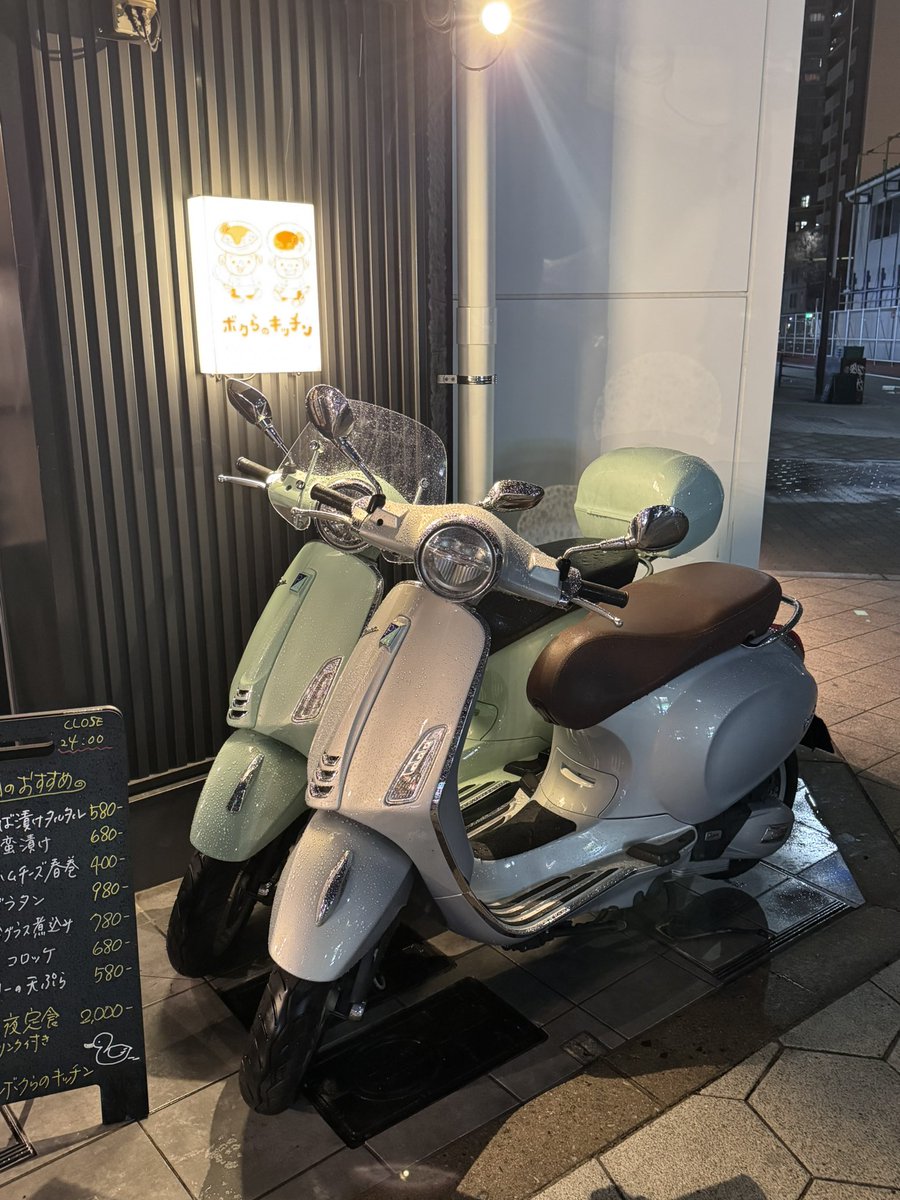 まりょーホイホイだよ
角曲がったらコレはずるい

お腹いっぱいでしたが、しっかり
呑んで帰りました。ベスパ大好き🐝