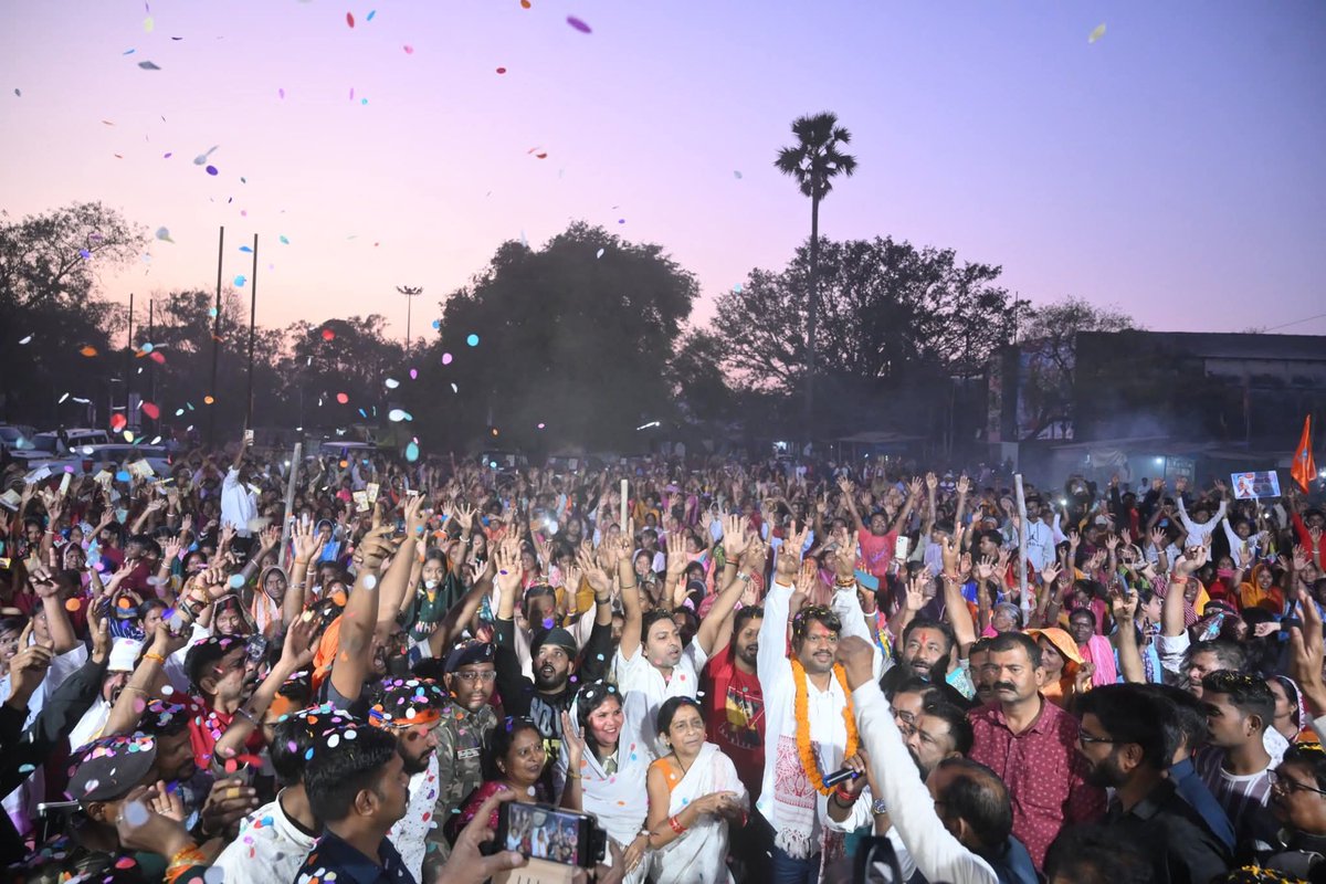 धनबाद में मजदूरों के नेता रहे स्वर्गीय सूर्यदेव सिंह जी की विरासत संभाल रहे उनके पुत्र पूर्व विधायक संजीव सिंह जी को धनबाद नगर निगम चुनाव में मेयर पद पर जीत की बधाई व शुभकामनाएं।

भाजपा सांसद व विधायक दिनरात प्रचार में लगे हुए थे तब भी संजीव सिंह जी ने भाजपा को धूल चटा दिया।