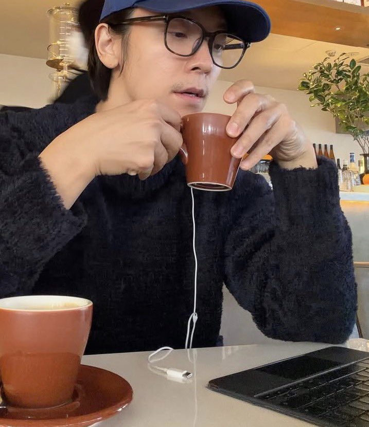 หนูมีคำถามค่ะ พี่ทงฟังอะไร (10คะแนน) 

หูฟังไร้สายหรือจะสู้หูฟังไร้เสียง (เพราะยังไม่ได้เสียบ!)