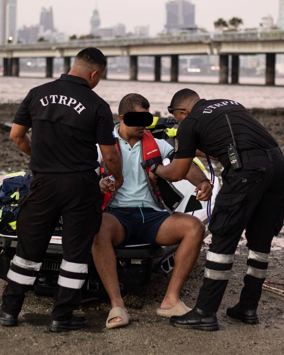 TReporta's tweet photo. El Servicio de Protección Institucional informó que en horas de la tarde de ayer un jet ski marca Sea-Doo GTI quedó varado en el Tramo Marino, en dirección al Paseo Esteban Huertas, debido a la baja marea, luego de que su conductor no se percatara de la disminución del nivel del agua.

De manera inmediata, se activaron los protocolos de respuesta en resguardo de la vida del ciudadano de 41 años de edad. 

El personal Táctico de Respuesta Prehospitalaria (paramédicos del S.P.I.), en compañía del personal de SPI Comunitario, brindaron los primeros auxilios, realizaron la evaluación correspondiente del afectado.

La persona resultó ilesa, y no fue necesario su traslado a un centro hospitalario.

El  insta a la ciudadanía a verificar las condiciones marítimas y mantener las debidas medidas de precaución antes de realizar actividades acuáticas.