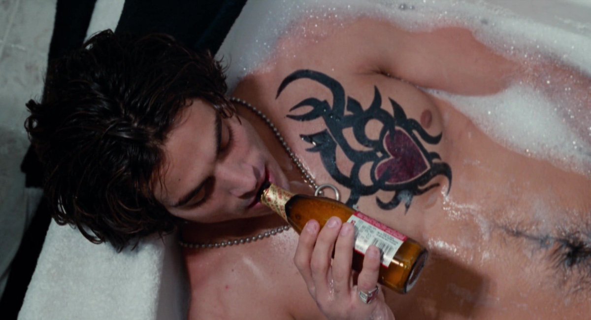 gabwisz's tweet photo. acho que se eu tivesse assistido doom generation na adolescência minha vida teria mudado pra sempre https://t.co/tYzpX1CzTZ