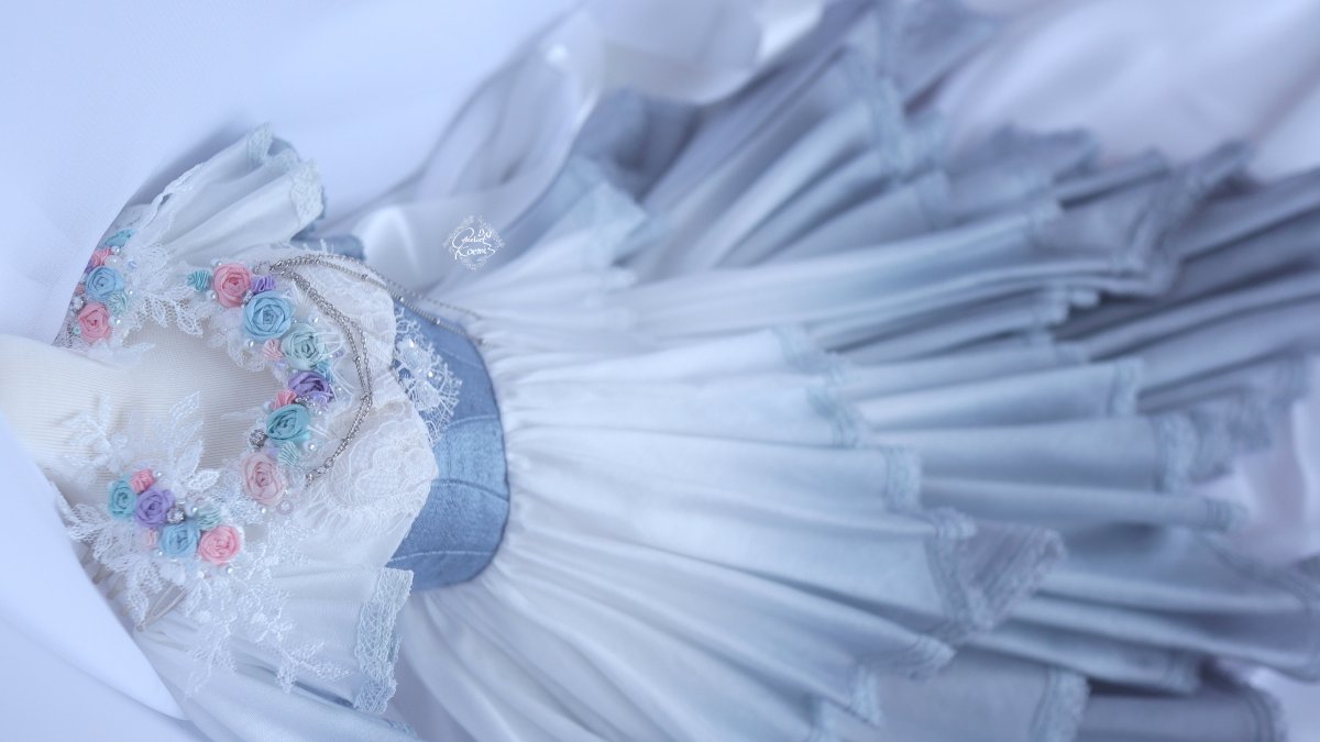 【Bouquet dress/semi-custom made】1/3size

白銀をイメージしたブーケドレス。
胸元には多彩な薔薇を花束のように並べ、凛とやわらかな光を束ねています。