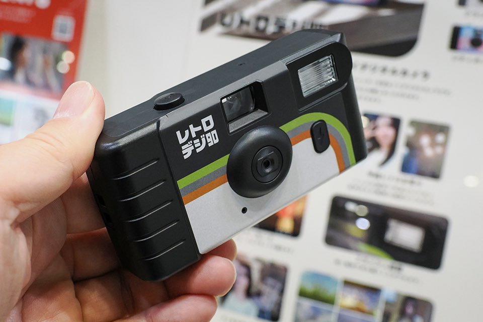 レンズ付きフィルムそっくりのデジカメ「レトロデジ90」 32万画素の1