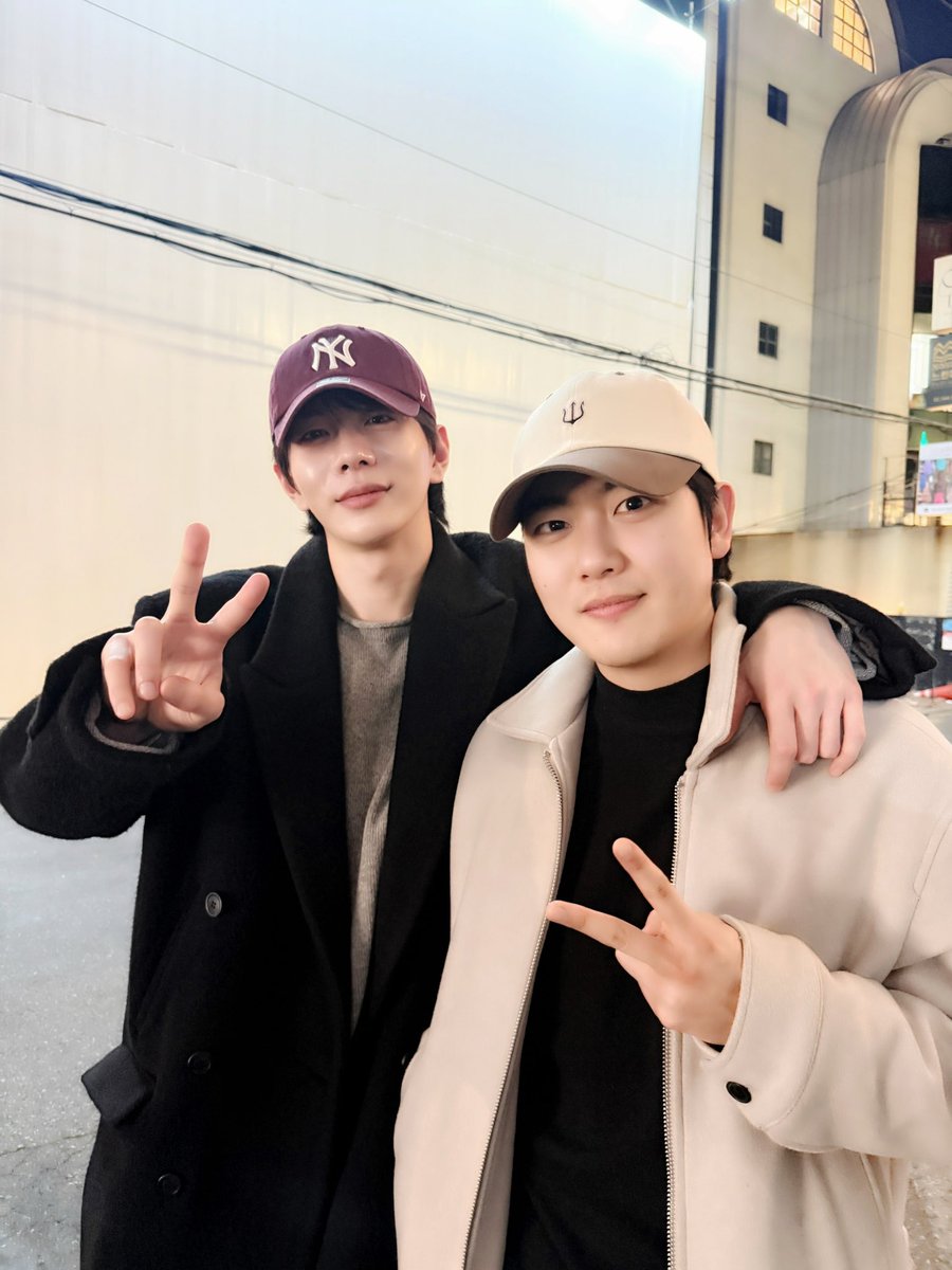 tigerjibeom's tweet photo. BOMIN SENDING A PICTURE WITH JIBEOM 😭😭😭 and he is eating together with the hyung he misses the most omg precious bobeom 🤍 https://t.co/HnyWnPYPmM