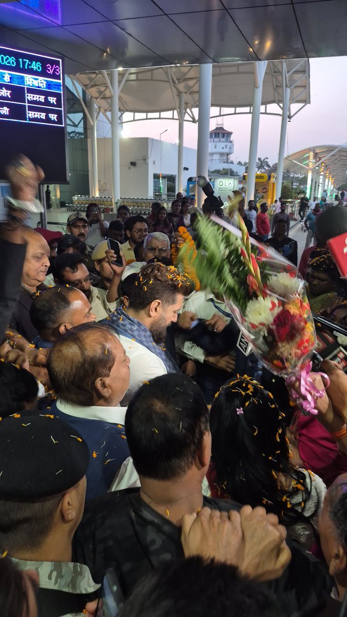 Inikhilprashant's tweet photo. आज बिरसा मुंडा एयरपोर्ट पर पूरे झारखंड से आए पार्टी कार्यकर्ताओं ने @LJP4India के राष्ट्रीय अध्यक्ष एवं माननीय केंद्रीय मंत्री श्री @iChiragPaswan जी का भव्य एवं आत्मीय स्वागत किया।

कार्यकर्ताओं का उत्साह,ऊर्जा और समर्पण हमारी पार्टी की मजबूती एवं एकजुटता का परिचारक है।। https://t.co/qZqY4450xJ