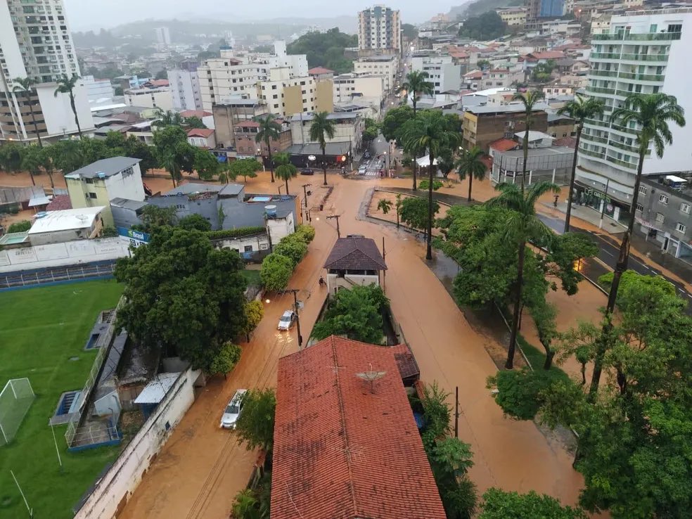 🚨HISTÓRICO! Presidente Lula está NESSE MOMENTO andando a pé PELAS RUAS de Ubá (MG) para levar SOLUÇÕES para o povo após as ENCHENTES! 

PRESIDENTE LULA GIGANTE!!! 🇧🇷❤️‍🩹