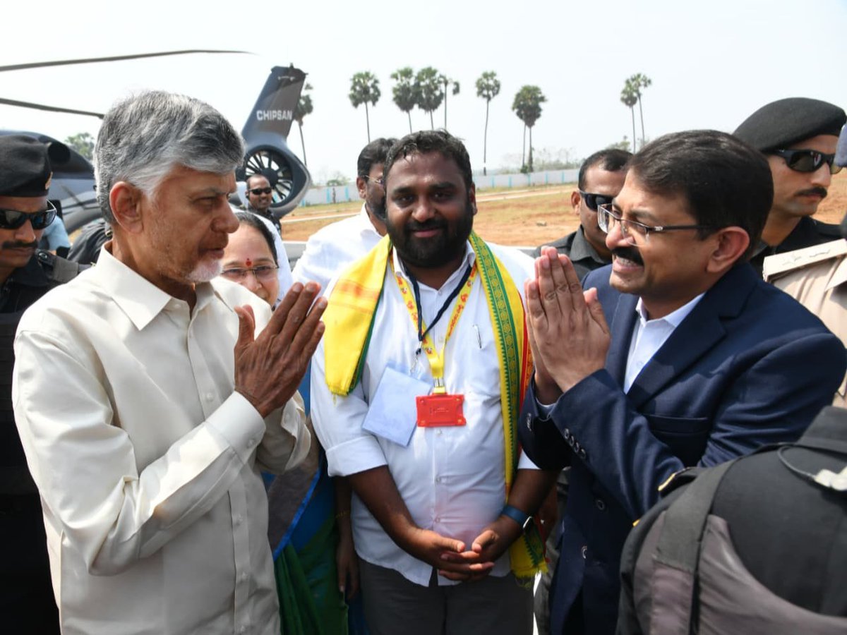cdmvzm's tweet photo. చీపురుపల్లి నియోజకవర్గం, రావివలస గ్రామంలో #NTRBharosa పింఛన్ల పంపిణీకి విచ్చేసిన గౌరవ ముఖ్యమంత్రి గారికి స్వాగతం పలికిన గౌరవ మంత్రులు, గౌరవ ఎంపీ, గౌరవ శాసన సభ్యులు, జిల్లా కలెక్టర్, మరియు ఇతర అధికారులు.
#HCMVisit #Cheepurupalli #Pensions #HPVVaccine #CBN #Vizianagaram https://t.co/VfZKnVIdsF