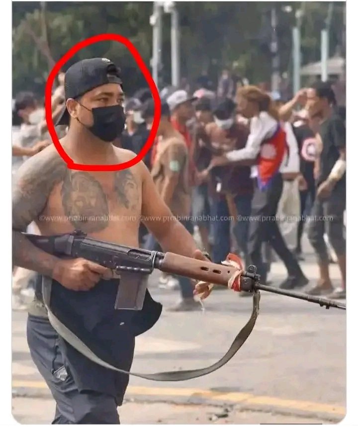 तस्विरमा बन्दुक सहित देखिएका ब्यक्ती कृष्ण कुमार कार्की हुन र उनले फाल्गुन २१ मा हुन गैरहेको प्रतिनिधिसभाको चुनाबमा मोरङ-२ बाट चुनाबमा उम्मेद्बारी दिएका छन। उनी राष्ट्रिय स्वतन्त्र पार्टीले उम्मेदवार बनाएको छ।