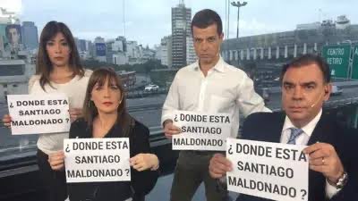 gteresitasv's tweet photo. @MARCELOFAVAOK @LaJulioArgentin @todonoticias @lanacionmas Respeten a la policía,ellos dan sus vidas x los ciudadanos arg!Uds #PerionistasK o independientes sólo provocan,quieren kilombo!No nos representan!Así no!#Fopea El d @AmericaTV quería incrustar🎥o hacerle una rinoscopía al👮♀️?💔Volvieron los Maldonado?😪 https://t.co/rqKulpUcoo