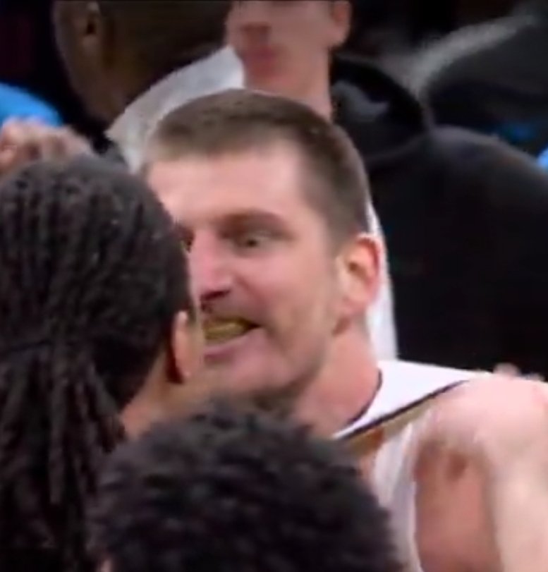 Que Jokic te miré así ⬇️ acojona. Pero más acojona pensar que puedan ser sus dos hermanos los que te miren de esa forma 🤣🤣