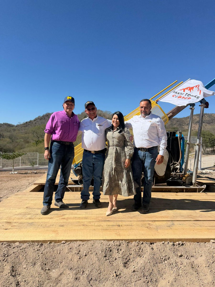 OrocoCorp's tweet photo. 🗞️ OROCO IN THE MEDIA: El Debate México reports on Santo Tomás during Oroco's Phase 2 ribbon cutting in Choix, Sinaloa.

https://t.co/CiAHTKTyvt

Project operations are managed locally by Minera Tempisque, led by President Ubaldo Treviso (pictured between @MarioZamoraG & Choix Mayor Yoni Gamez). We are excited to advance the project with such strong regional and government support. 🇲🇽

#Oroco #Copper #SantoTomas $OCO $ORRCF