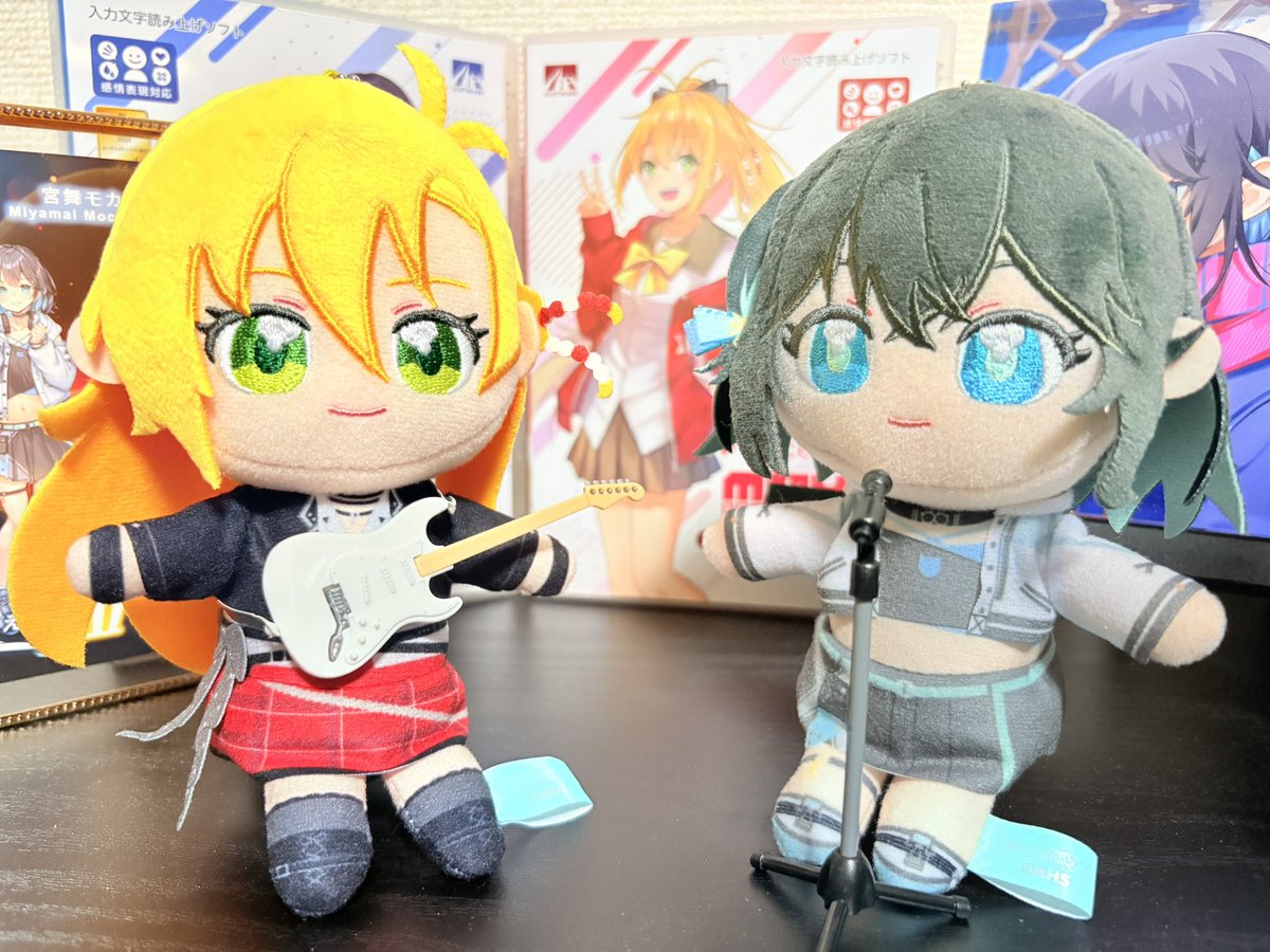 100均で買ってきたギターとマイクを添えてみた