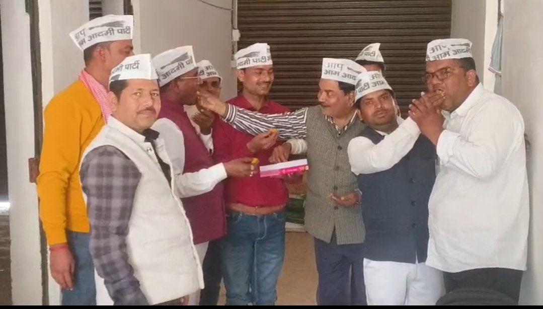 BanwariLalAap's tweet photo. कोर्ट के द्वारा कथित शराब घोटाले में केजरीवाल सहित सभी नेताओं को बरी होने पर संगठन के साथियों द्वारा एक दूसरे को मिठाई खिला कर खुशियां मनाई गई।
   बनवारी लाल पासवान 
वरिष्ठ जिला उपाध्यक्ष 
आम आदमी पार्टी उत्तर प्रदेश श्रावस्ती https://t.co/hBOqckqhPV