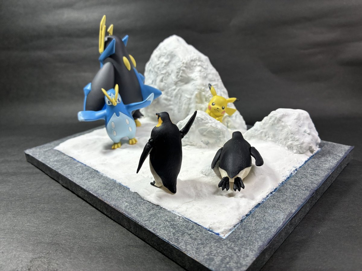 mealbety's tweet photo. エンペルト進化セット(ポッチャマ無)
アニアと合わせてみました。
ポッタイシ→エンペルトへ進化するのは知ってますが、親子の大きさがしっくりきたので手繋げてみました。
ポッタイシの腕、エンペルトの左手、尻尾
イジっています。瞳だけ付属のシール使用。
#ポケモン 
#ポケモンプラモコレクション https://t.co/ZfRbQXcGpZ