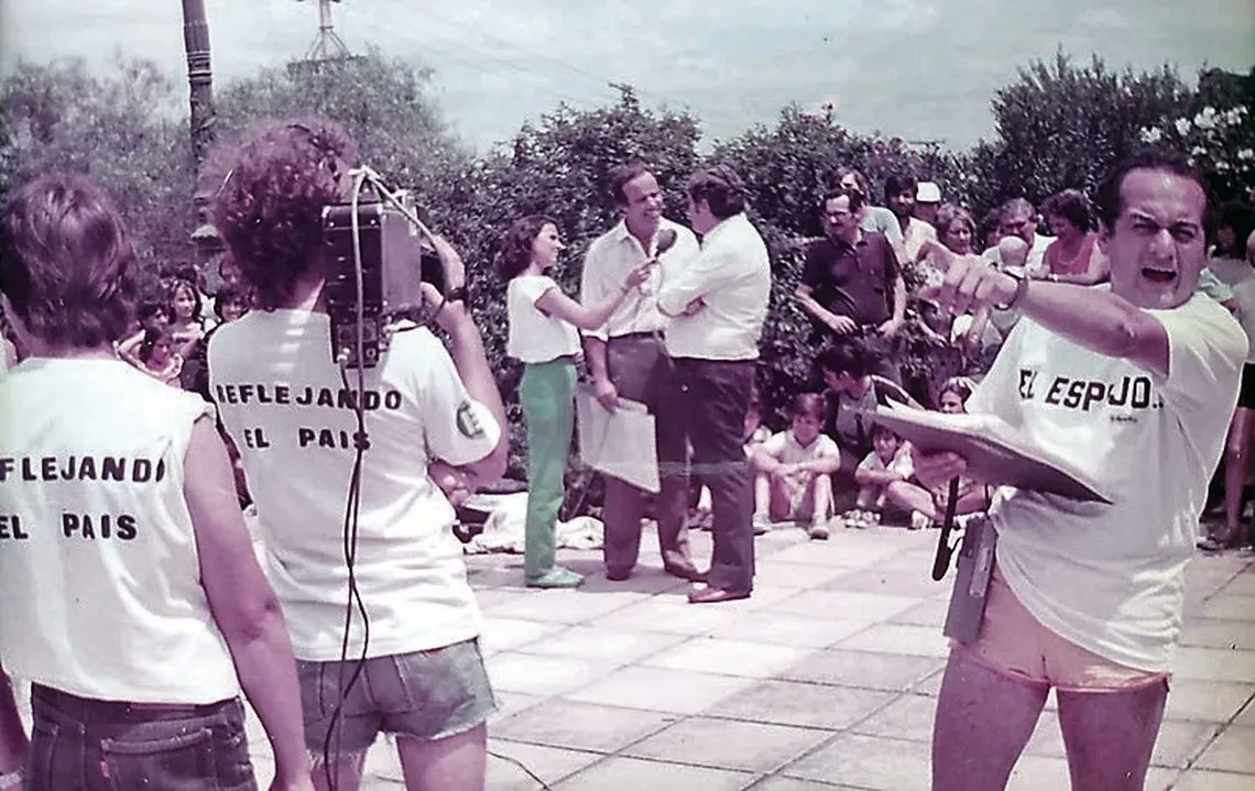 Hubo un programa (El espejo del pais) de variedades o magazine que transmitía desde las distintas provincias. El "porteñocentrismo" es una mitología mediática reciente, tensiones siempre hubo entre bsas y las provincias, pero esta estandarización de la representación nacional no.