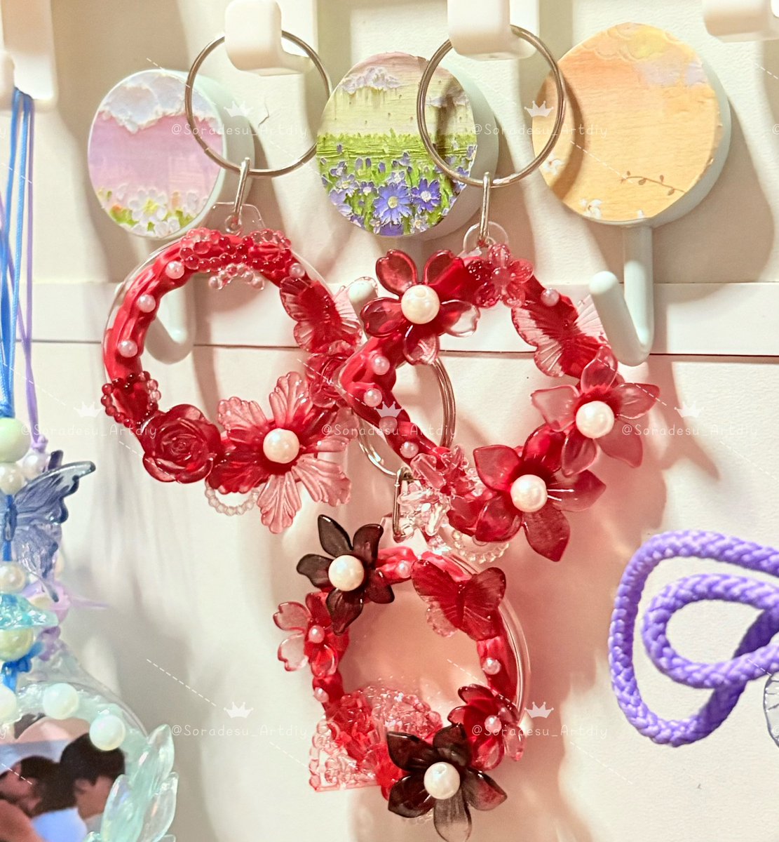 👀 มีใครรออยู่ม้ายยย 🙌🏻

✨𝓥𝓮𝓵𝓿𝓮𝓽 ’ 🥀 is Coming Soon...

มีทำเพิ่มอีก 2 ชิ้น + รอทำพู่กับรอน้ำยาเคลือบ น้องก็ใกล้จะได้ออกมาเฉิดฉายแล้ววว~

#ตลาดนัดบังทัน #ตลาดนัดรถไฟบังทัน #ตลาดนัดอาร์มี่ #BTS_ARIRANG #Soradesu_Artdiy