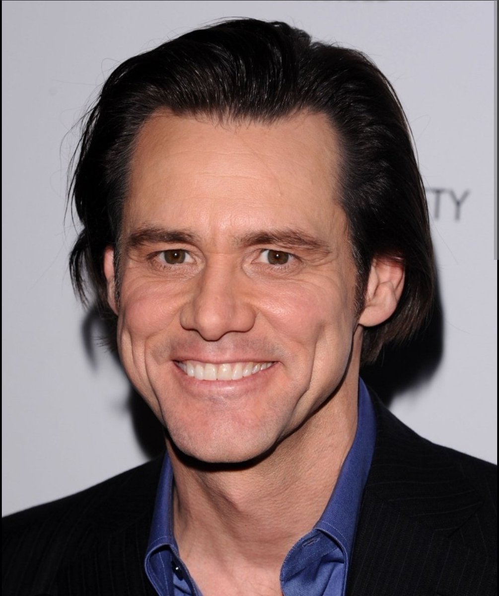 Estoy interiorizado todas las teorías conspirativas del nuevo Jim Carrrey de ojos hrises. Porque el anterior era un firme opositor a los cirugías estéticas y de ojos avellana. Entonces creo firmemente que estos dos no son la misma persona