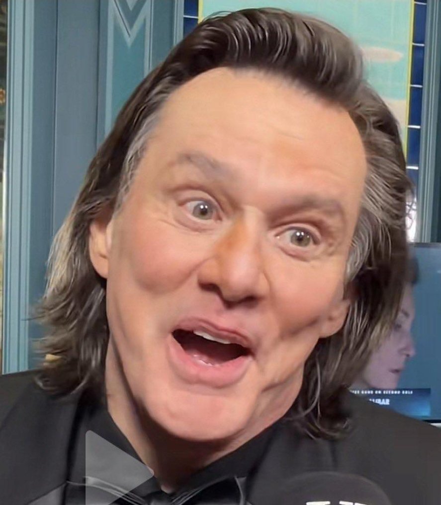 Pauliina_Mejia's tweet photo. Estoy interiorizado todas las teorías conspirativas del nuevo Jim Carrrey de ojos hrises. Porque el anterior era un firme opositor a los cirugías estéticas y de ojos avellana. Entonces creo firmemente que estos dos no son la misma persona https://t.co/FBVoBldJZ4