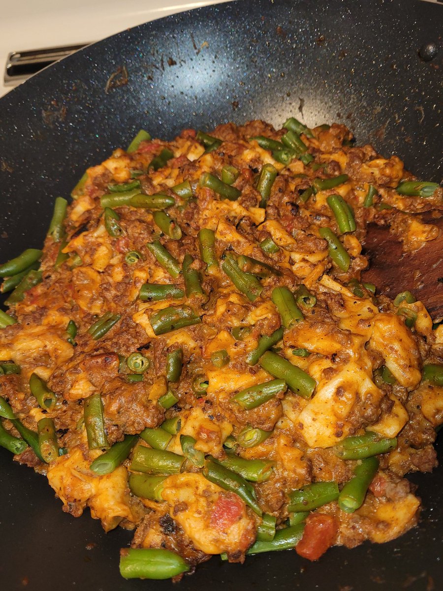 Who wants some beef taco skillet? :3 I added some greens beans for some extra color/nutrition since the regular meal is mostly beef and cheese xD