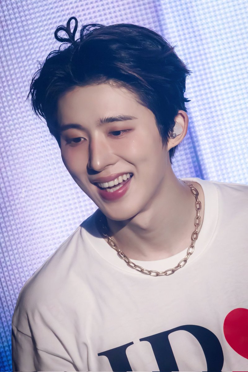 tbvhanbin's tweet photo. to whom idea this heart shape hair thing is deserves a round of applause https://t.co/egQ17xPFaw