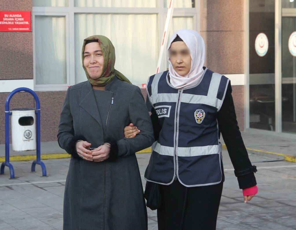Benim Başörtülü Bacım üniversiteye giremiyor deyip; elinde Kur'an, gezip oy devşirenler iktidara gelip, gücü eline aldıktan sonra gelinen nokta:
Başörtülü Bacılar üniversiteye değil, başka bir başörtülü polisin kolunda hapishanelere konuldu...!

#28Subat 
#28SubatıUnutma