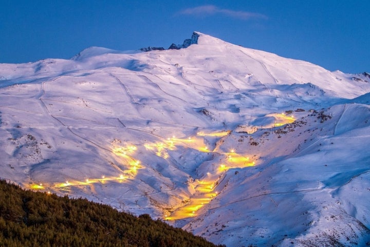 Sierra Nevada, en Granada, es la estación de esquí más al sur de Europa.  Esquiar en febrero y bajar a la playa en el mismo día… solo se puede hacer aquí, en #Andalucia